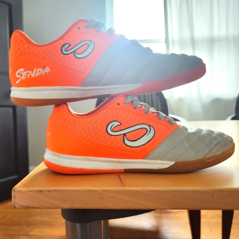 Senda Ushuaia futsal shoes youth size 6.5 (24.5cm, run a bit small)